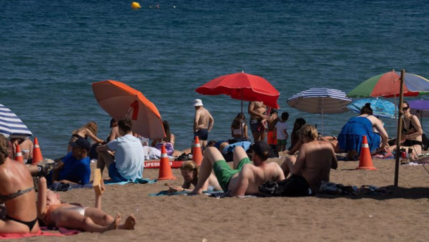 ep varias personas en la playa a 17 de julio de 2024 en barcelona catalunya espana