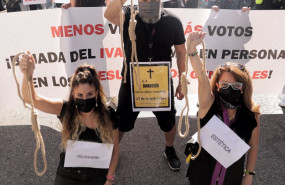 ep varias personas sostienen pancartas durante una protesta organizada por las asociaciones y
