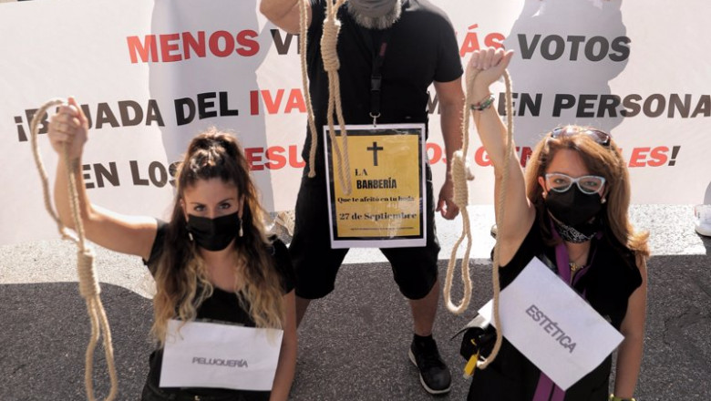 Varias personas sostienen pancartas durante una protesta organizada por las asociaciones y colectivos de La Alianza Empresarial por la Bajada del IVA a la Imagen Personal | Eduardo Parra - Europa Press ep varias personas sostienen pancartas durante una protesta organizada por las asociaciones y