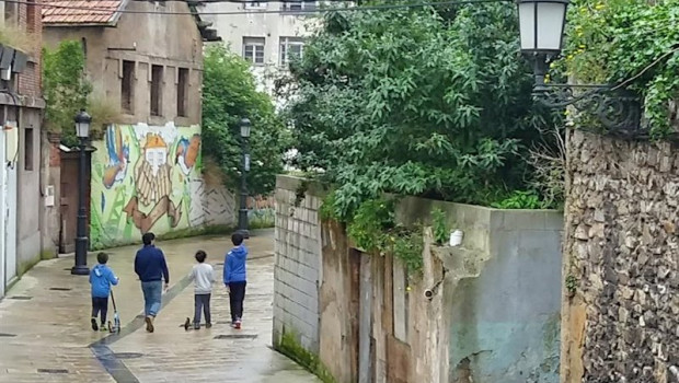 ep varios ninos por la calle en aviles el primer dia en el que se permiten paseos a los menores