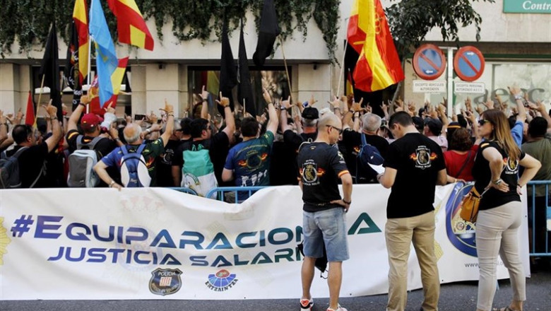Agentes de la Policía Nacional y Guardia Civil pertenecientes a la asociación Jusapol se concentran en la sede del Ministerio del Interior | Eduardo Parra - Europa Press ep agentesla policia nacionalguardia civil pertenecientesla asociacion jusapolconcentranla sedeministeriointerior