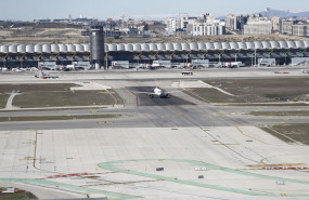 ep archivo   avion por una pista del aeropuerto adolfo suarez madrid barajas