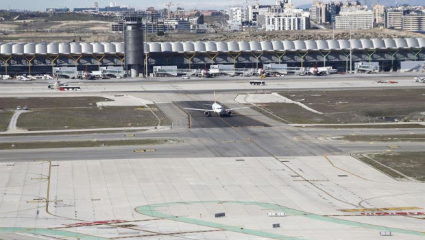 ep archivo avion por una pista del aeropuerto adolfo suarez madrid barajas ep archivo avion por una pista del aeropuerto adolfo suarez madrid barajas