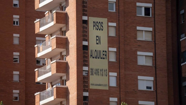 ep archivo   cartel de alquiler de viviendas en la fachada de un edificio a 31 de diciembre de 2022