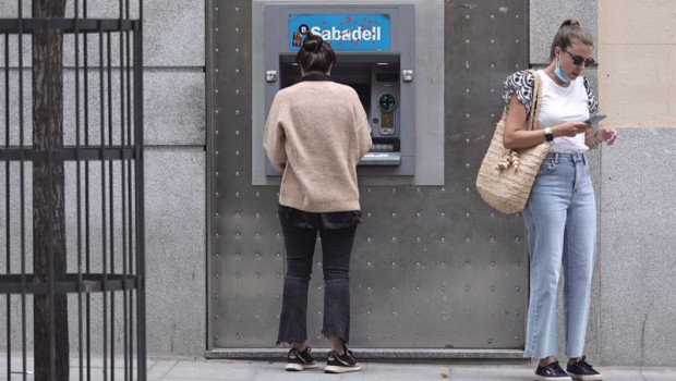 ep archivo   dos mujeres en un cajero de una sucursal de banco sabadell