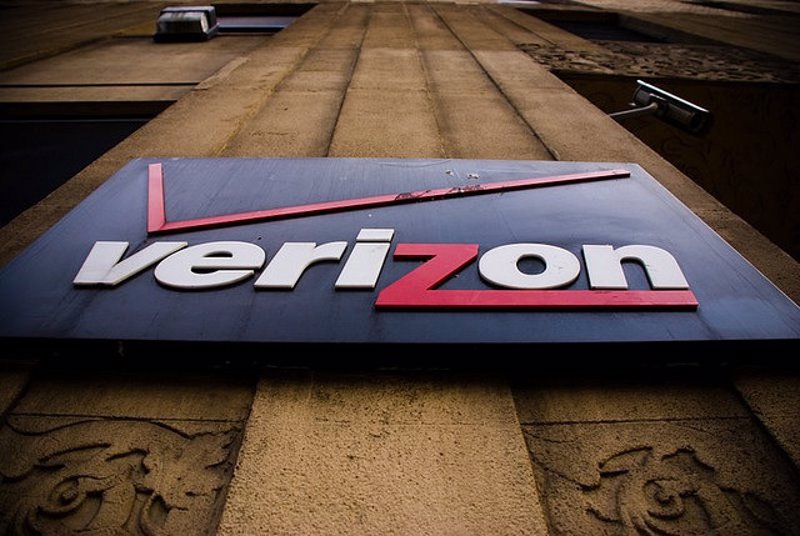 Verizon recorta un 23% su beneficio en el trimestre pero eleva sus previsiones