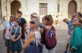 ep archivo   turistas prestan atencion al guia que les explicas las curiosidades de la ciudad a 13