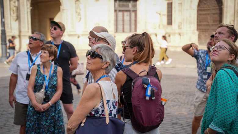 ep archivo turistas prestan atencion al guia que les explicas las curiosidades de la ciudad a 13 ep archivo turistas prestan atencion al guia que les explicas las curiosidades de la ciudad a 13