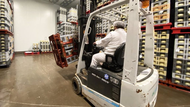 ep archivo   un operario trabajando en el secadero donde el queso suele reposar en un periodo de