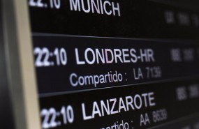 ep archivo   un panel que anuncia la llegada de un vuelo de londres en la terminal t4 del aeropuerto