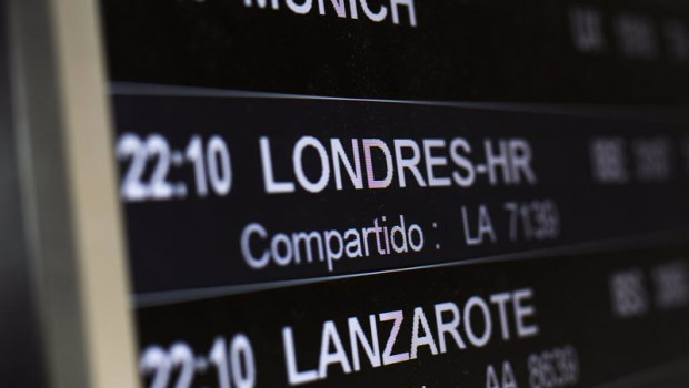 ep archivo   un panel que anuncia la llegada de un vuelo de londres en la terminal t4 del aeropuerto