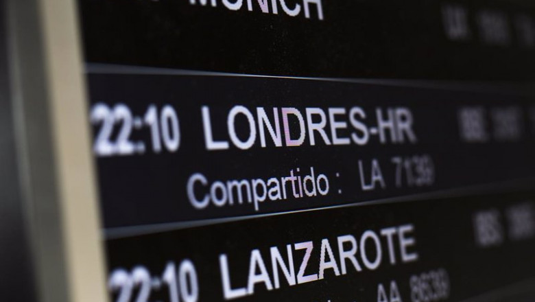 ep archivo   un panel que anuncia la llegada de un vuelo de londres en la terminal t4 del aeropuerto