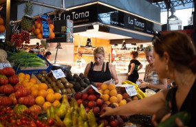 ep archivo   una persona compra en el mercado de la boqueria