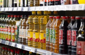 ep archivo   varias botellas de aceite en un supermercado