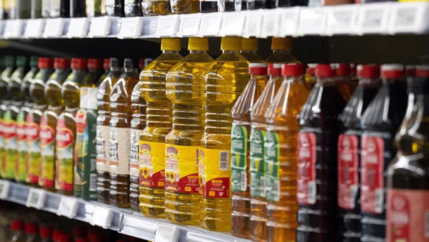 ep archivo   varias botellas de aceite en un supermercado