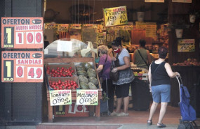 ep archivo   varias personas comprando en una fruteria