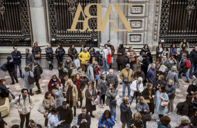 ep archivo   varias personas esperan para entrar en la nueva macrotienda de zara en el boulevard