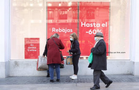 ep archivo varias personas pasan delante de un escaparate durante las rebajas de enero ep archivo varias personas pasan delante de un escaparate durante las rebajas de enero