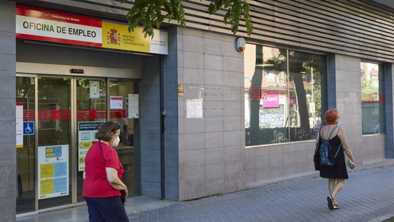ep archivo varias personas pasan por delante de una oficina de empleo ep archivo varias personas pasan por delante de una oficina de empleo