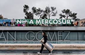 ep archivo   varios manifestantes extienden una pancarta de no a mercosur en el teatro fernan gomez