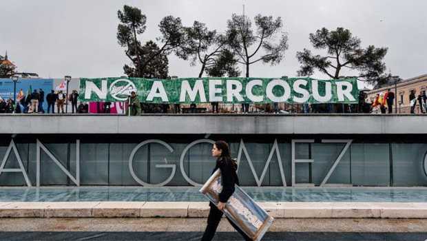 ep archivo   varios manifestantes extienden una pancarta de no a mercosur en el teatro fernan gomez