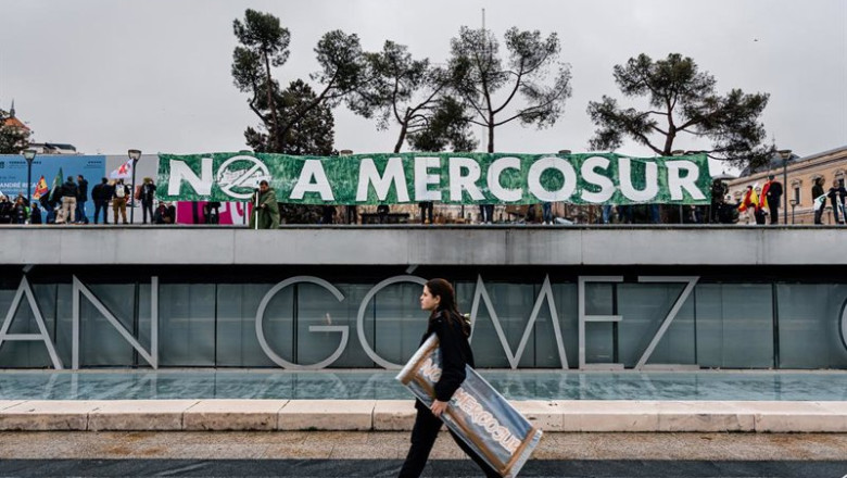 ep archivo   varios manifestantes extienden una pancarta de no a mercosur en el teatro fernan gomez
