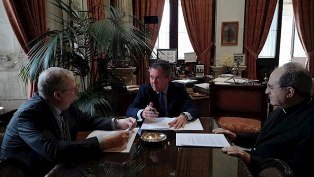 ep arzobispo alcalde y presidente de las cofradias de sevilla en reunion este sabado