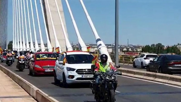 ep caravana devehiculos en badajoz contra el gobierno