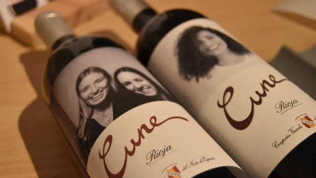 ep cvne instala un fotomaton para hacer etiquetas personalizadas para sus vinos