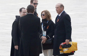 ep el nieto mayor de franco francis franco d con una bandera preconstitucional a su llegada al valle