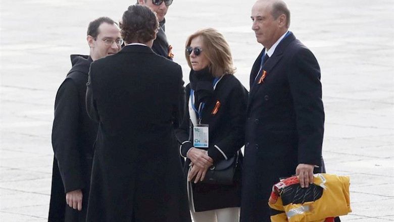 El nieto mayor de Franco, Francis Franco (d) con una bandera preconstitucional a su llegada al Valle de los Caídos de donde serán exhumados los restos de Francisco Franco y trasladados al cementerio de El Pardo-Mingorrubio para su reinhumación, en Madrid, | Pool ep el nieto mayor de franco francis franco d con una bandera preconstitucional a su llegada al valle