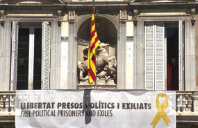 ep el palau de la generalitat torna a penjar una pancarta en la qual es llegeix llibertat presos