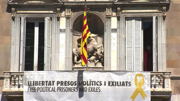 ep el palau de la generalitat torna a penjar una pancarta en la qual es llegeix llibertat presos