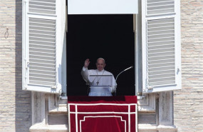 ep el papa asomado al balcon del palacio apostolico de la plaza de san pedro del vaticano durante el