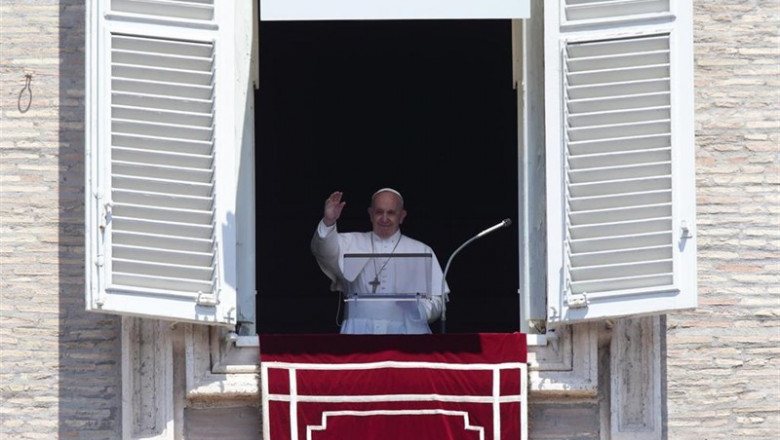 El Papa, asomado al balcón del Palacio Apostólico de la Plaza de San Pedro del Vaticano, durante el rezo del Ángelus el 21 de julio de 2019 | Evandro Inetti/ZUMA Wire/dpa - Archivo ep el papa asomado al balcon del palacio apostolico de la plaza de san pedro del vaticano durante el