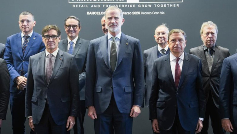 ep el rey felipe vi c el president de la generalitat salvador illa i y el ministro de agricultura