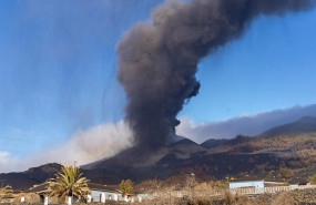 ep el volcan de cumbre vieja desde su lado sur a 4 de octubre de 2021 en la palma santa cruz de