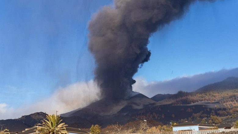 El volcán de Cumbre Vieja desde su lado sur, a 4 de octubre de 2021, en La Palma, Santa Cruz de Tenerife, Canarias (España). | Europa Press ep el volcan de cumbre vieja desde su lado sur a 4 de octubre de 2021 en la palma santa cruz de