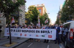 ep empleados de bbva se concentran en valladolid ante las oficinas de la entidad