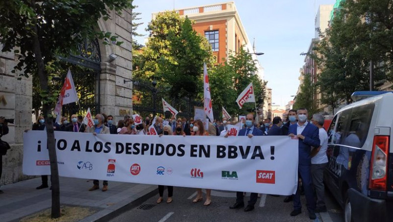 Empleados de BBVA se concentran en Valladolid ante las oficinas de la entidad. | EUROPA PRESS. ep empleados de bbva se concentran en valladolid ante las oficinas de la entidad