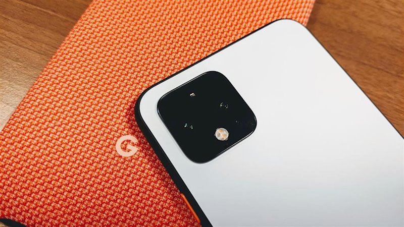 ep google pixel 4 sobre funda con el logo de la compania
