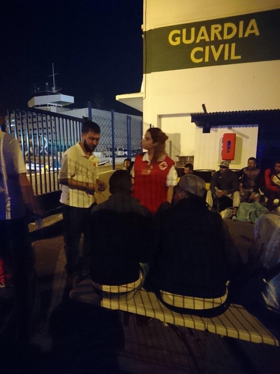 Interceptados 25 inmigrantes en la costa de Alicante | CRUZ ROJA ep interceptados 25 inmigrantesla costaalicante