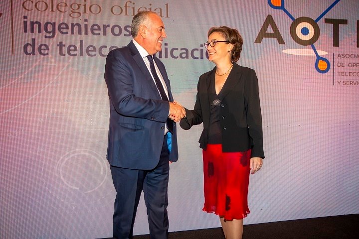 ep la decana-presidente del colegio oficial de ingenieros de telecomunicacion marta balenciaga y el