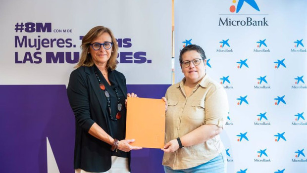 ep la directora general de microbank cristina gonzalez y la directora del instituto de las mujeres
