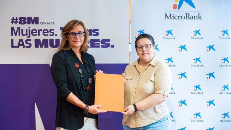 La directora general de MicroBank, Cristina González, y la directora del Instituto de las Mujeres, María Isabel García Sánchez. | ISRA DE LA ARENA - CAIXABANK ep la directora general de microbank cristina gonzalez y la directora del instituto de las mujeres