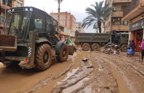 ep los efectivos de la bri x trabajan en la retirada de barro y restos diversos en paiporta valencia