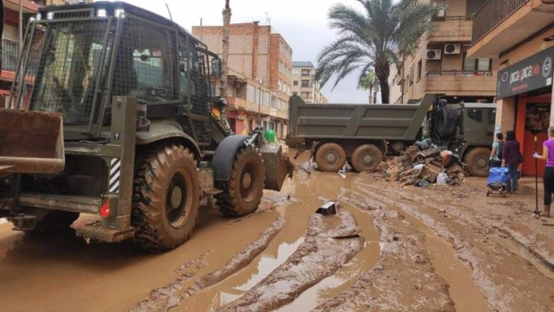 ep los efectivos de la bri x trabajan en la retirada de barro y restos diversos en paiporta valencia
