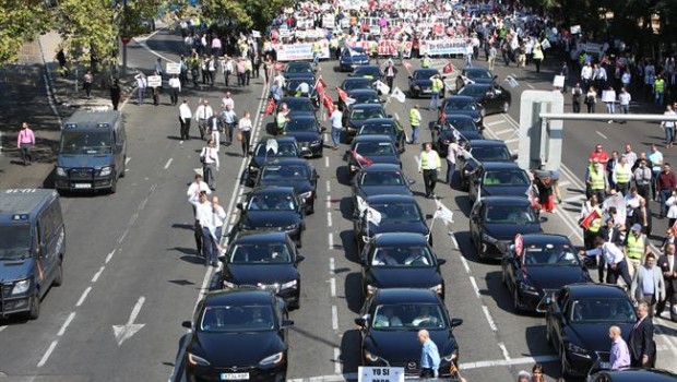 Manifestación de conductores de vehículos de alquiler con conductor (VTC) en Mad | Ricardo Rubio - Europa Press ep manifestacionconductoresvehiculosalquilerconductor vtc en mad 20181012171602