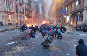ep manifestantes en de la via laietana en barcelona que protestan en los alrededores de la jefatura