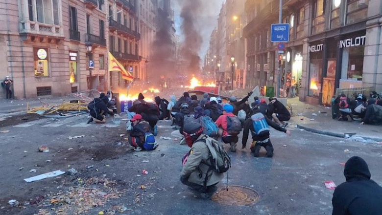 Manifestantes en de la Via Laietana en Barcelona que protestan en los alrededores de la Jefatura de la Policía Nacionl contra la sentencia independentista | EUROPA PRESS ep manifestantes en de la via laietana en barcelona que protestan en los alrededores de la jefatura